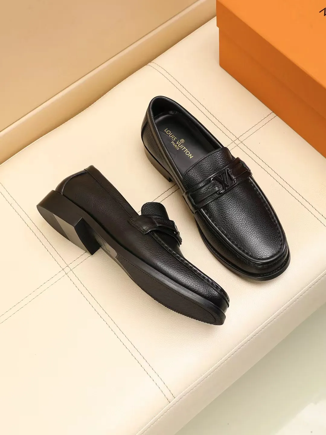Men's shoes 440 💰 Louis Vuitton LV ® 🆕 model 🔛Full shoe counter, first layer cowhide, 🐂leather lined casual shoes for men, super soft outsole, essential for driving. Synchronized with the counter, original first layer cowhide, completely 1:1 mold customization🌹top version, color optional! Number: 39-44 (customized at 38.45.46)